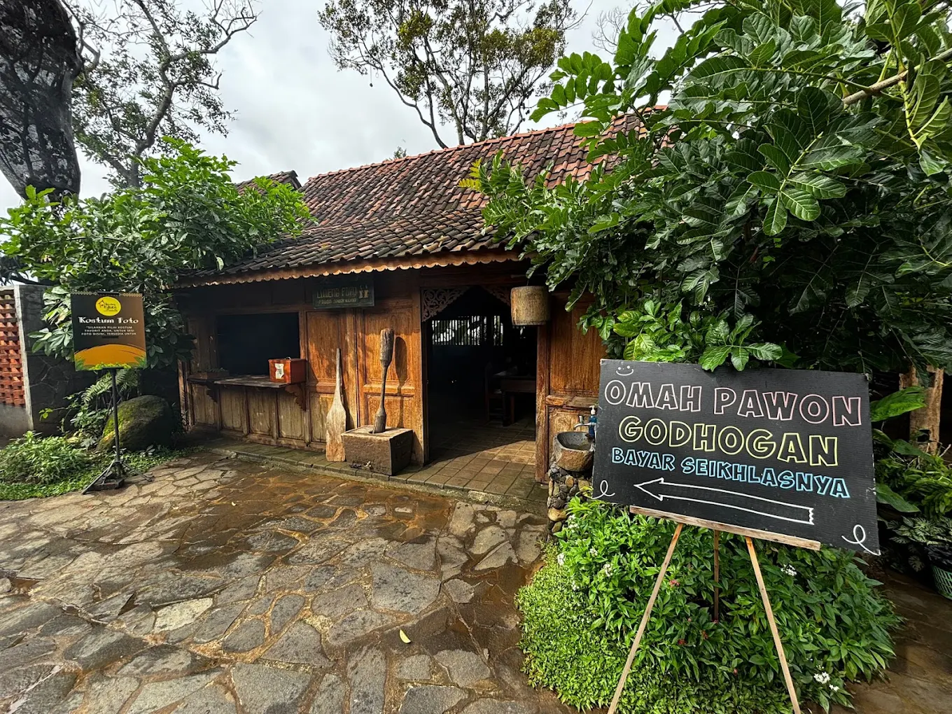 Private dining room at Kandang Ingkung arranged for a celebration dinner